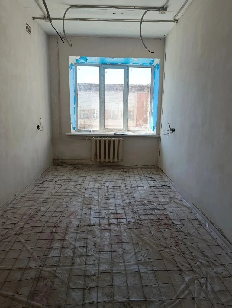 В здании взрослой поликлиники на 2 этаже активно ведутся ремонтные работы. На данный момент выполнен