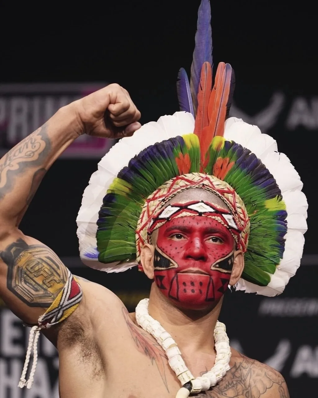 ЭТОТ ПАРЕНЬ ТВОРИТ ИСТОРИЮ НА НАШИХ ГЛАЗАХ

UFC может получить первого в истории тройного чемпиона, 