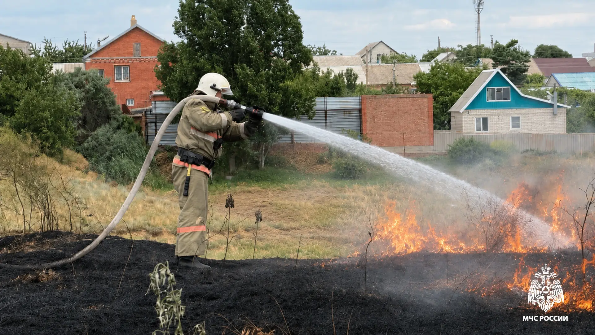 🚒Сотрудники МЧС России ликвидировали возгорание сухой растительности в Элисте

🔹Сегодня в 11:07 по