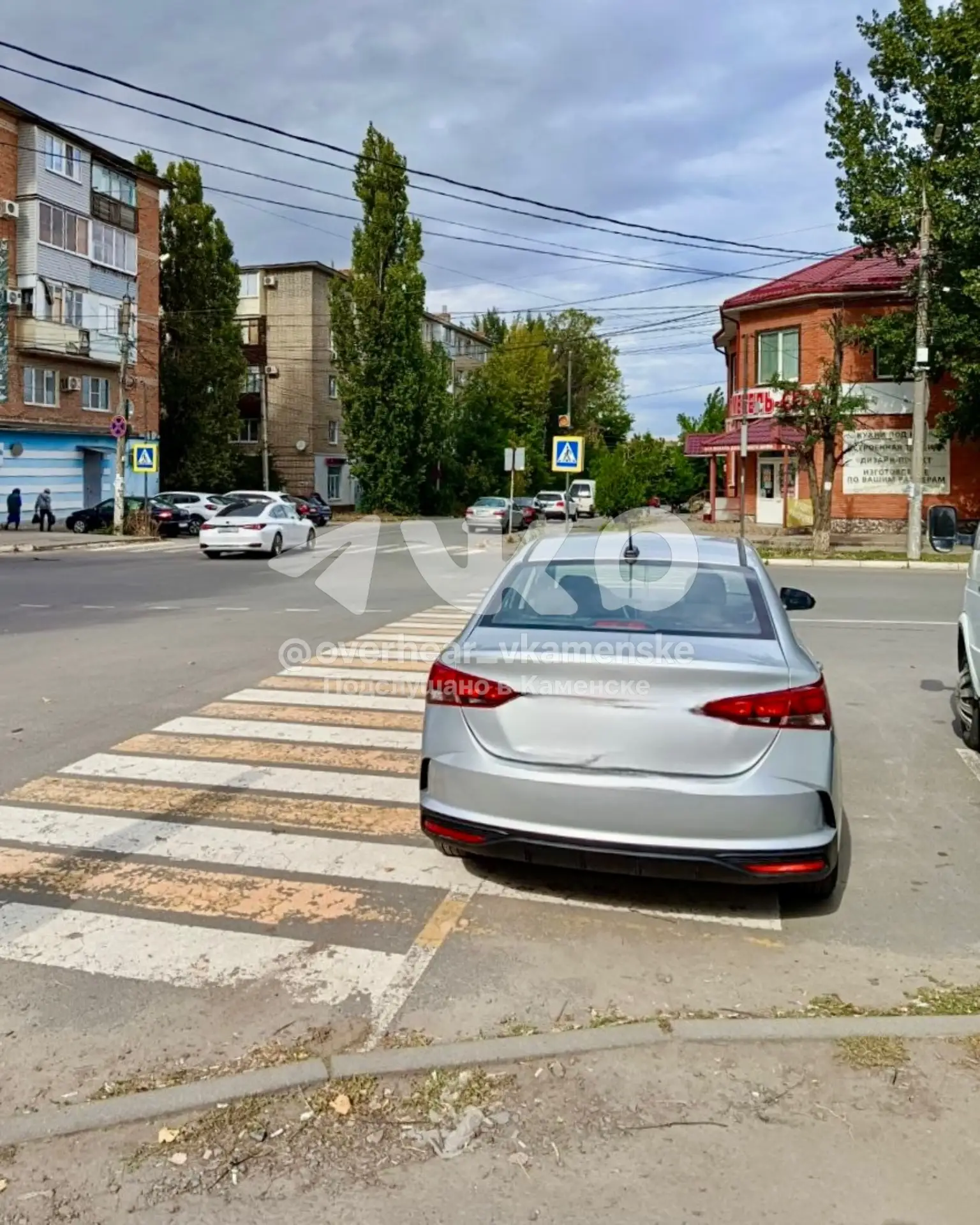 🚘 "Кажется, в наши ПДД внесены изменения: разрешено парковаться на пешеходном переходе...
