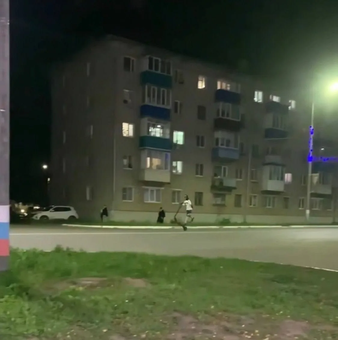 В Канаше очевидцы сняли на видео трюк на электросамокате - молодой человек ехал с подня...