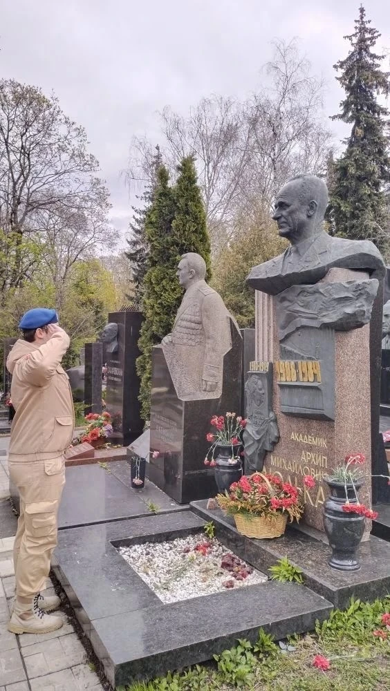 🎗В преддверии Дня Победы юнармейцы-волонтеры провели важную акцию на Новодевичьем кладбище.  • Убрал
