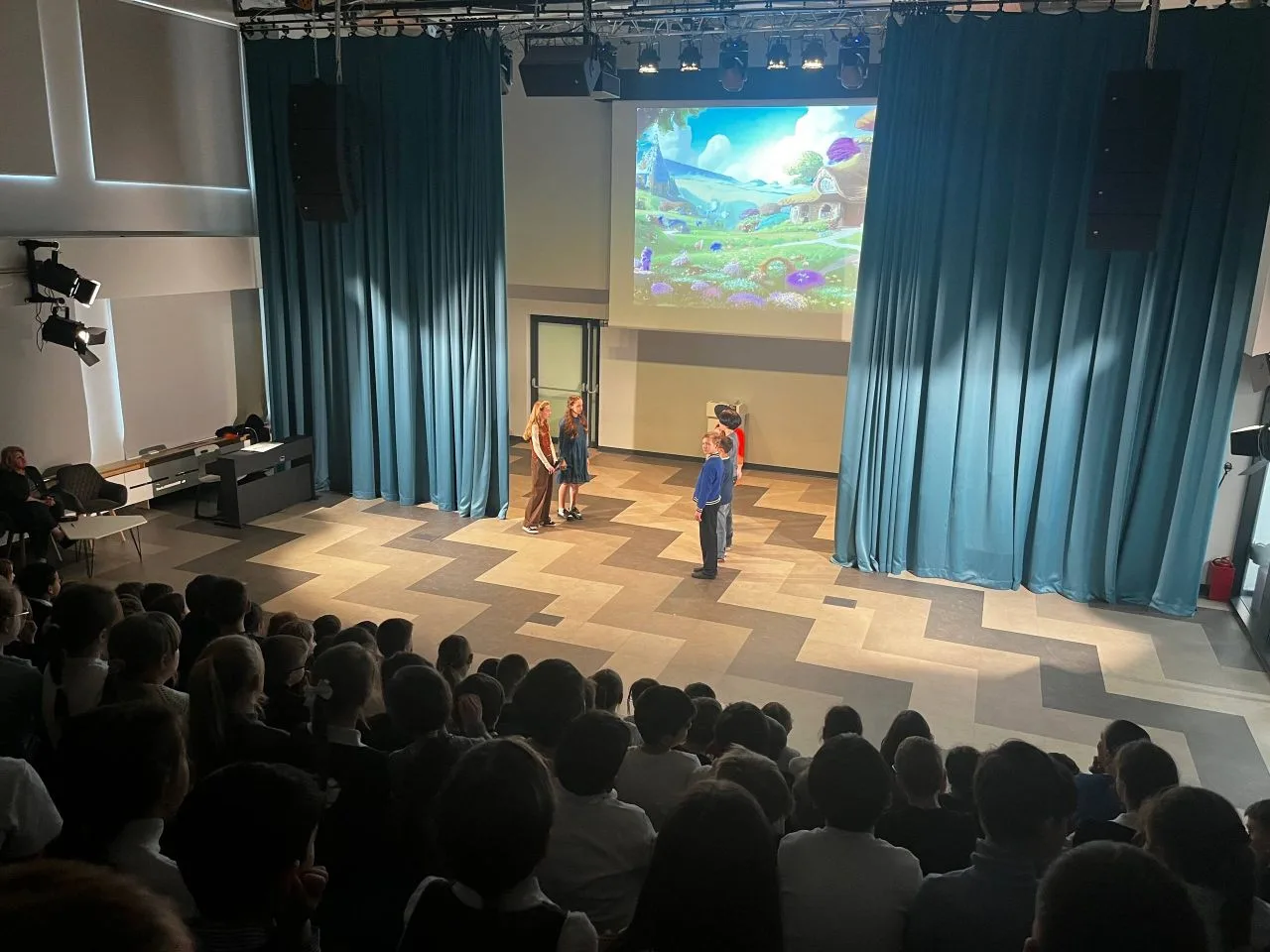 🎭Творческий дебют 6 «К» класса  📍Академика Челомея, 6А  🏰Наш актовый зал превратился в настоящую ска