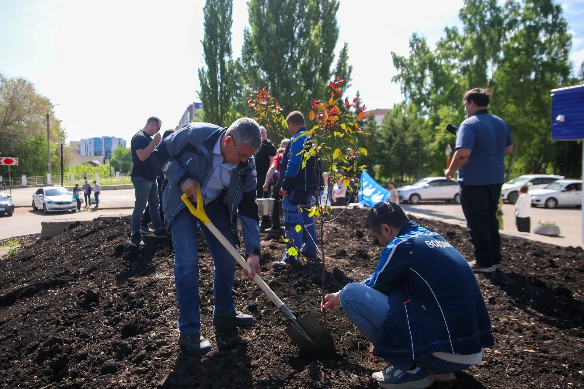 Утро начали с объезда городских объектов. Первым пунктом нашего маршрута был новый  абонентский отде