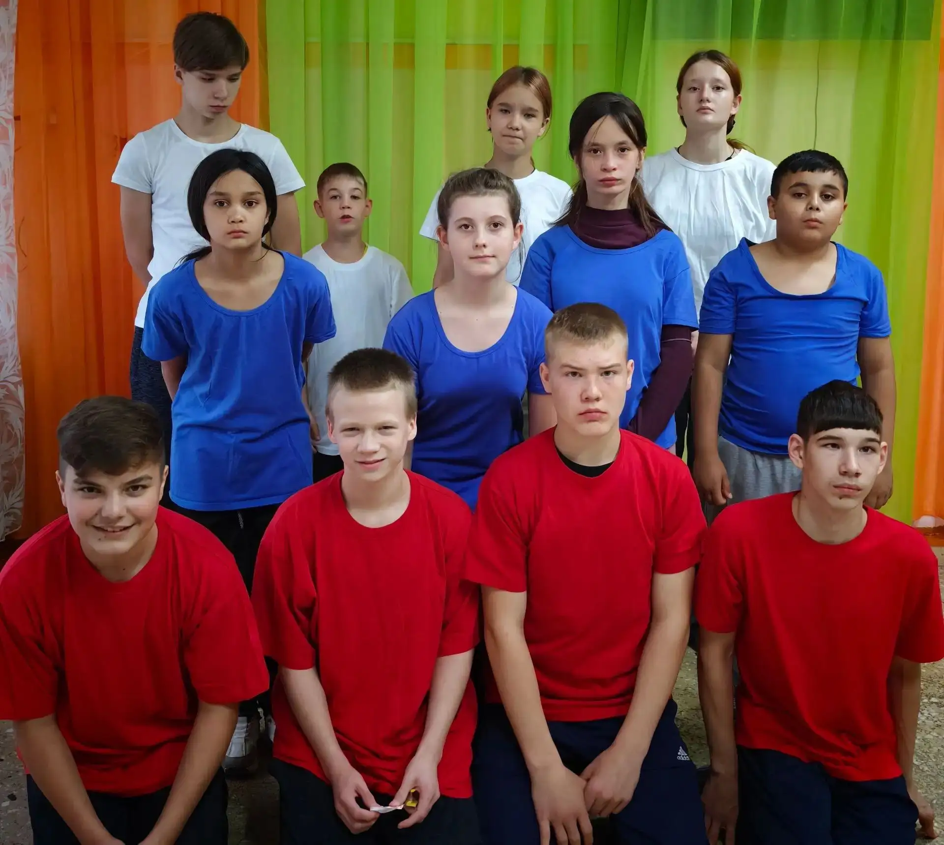 Три цвета красками сияют - в стране День флага отмечают!