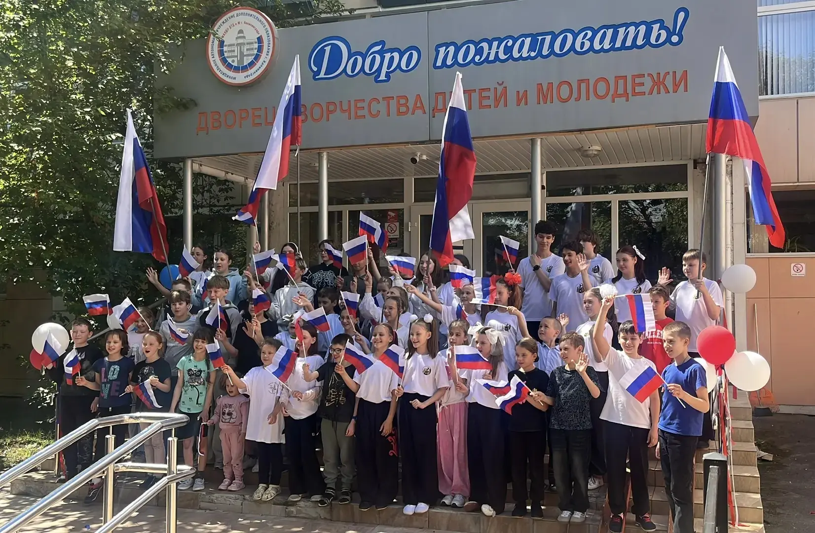 🇷🇺 День России в лагере «Соколёнок»: энергия единства и море эмоций!

Ребята из лагеря дневного пр