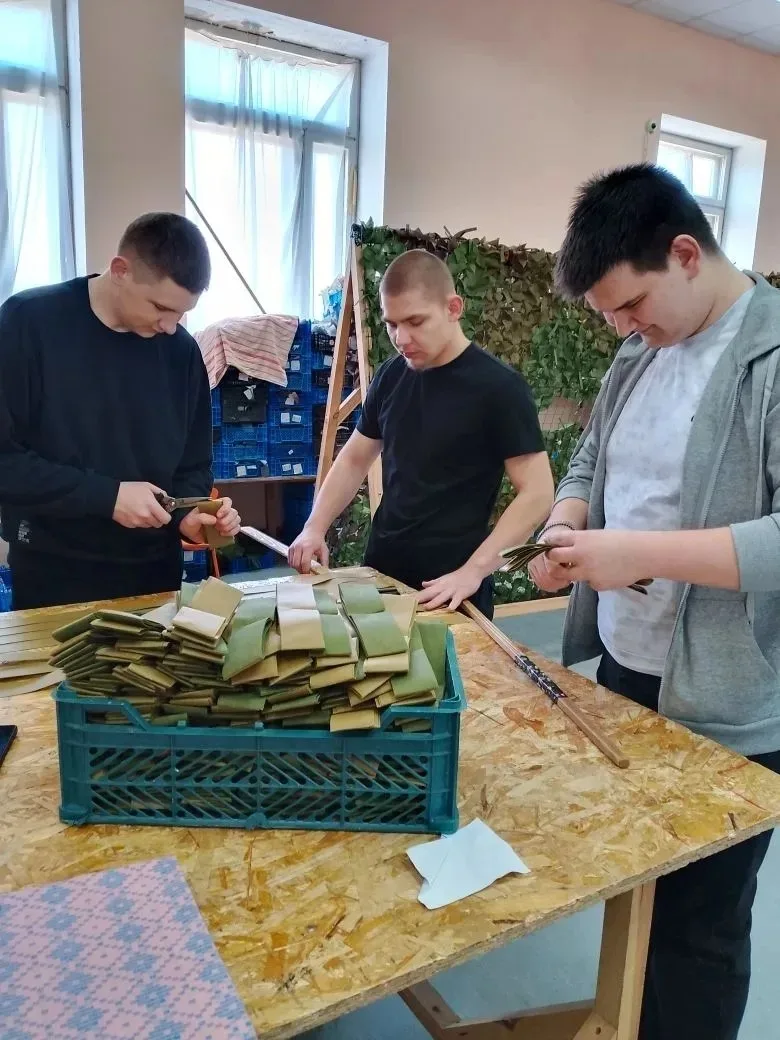 🪢🎓 Плетём добро руками! 🌊🧡  Волонтёры Клинцовского филиала ГАПОУ "Брянский техникум энергомашиностро