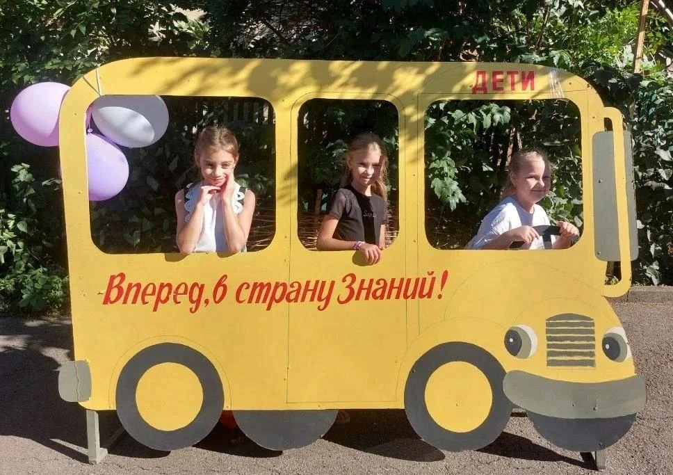 Сегодня во всех отделах музея много школьников. Они пришли отметить  День знаний!
