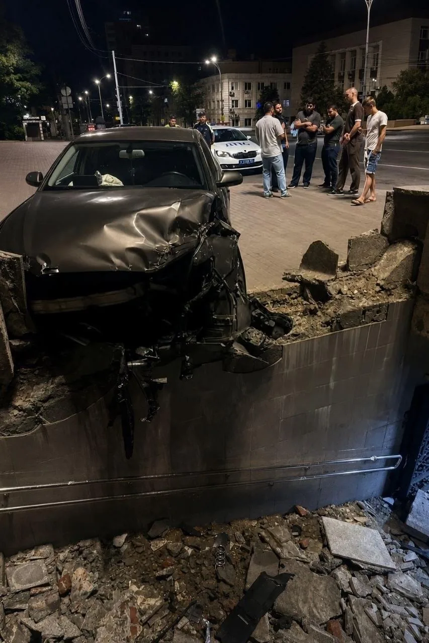 Автомобиль врезался в ограждение подземного перехода у сквера Фрунзе в Ростове