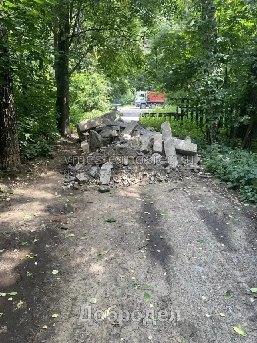 🚧 Жители Раменского жалуются на перекрытие проезда бетонными балками
