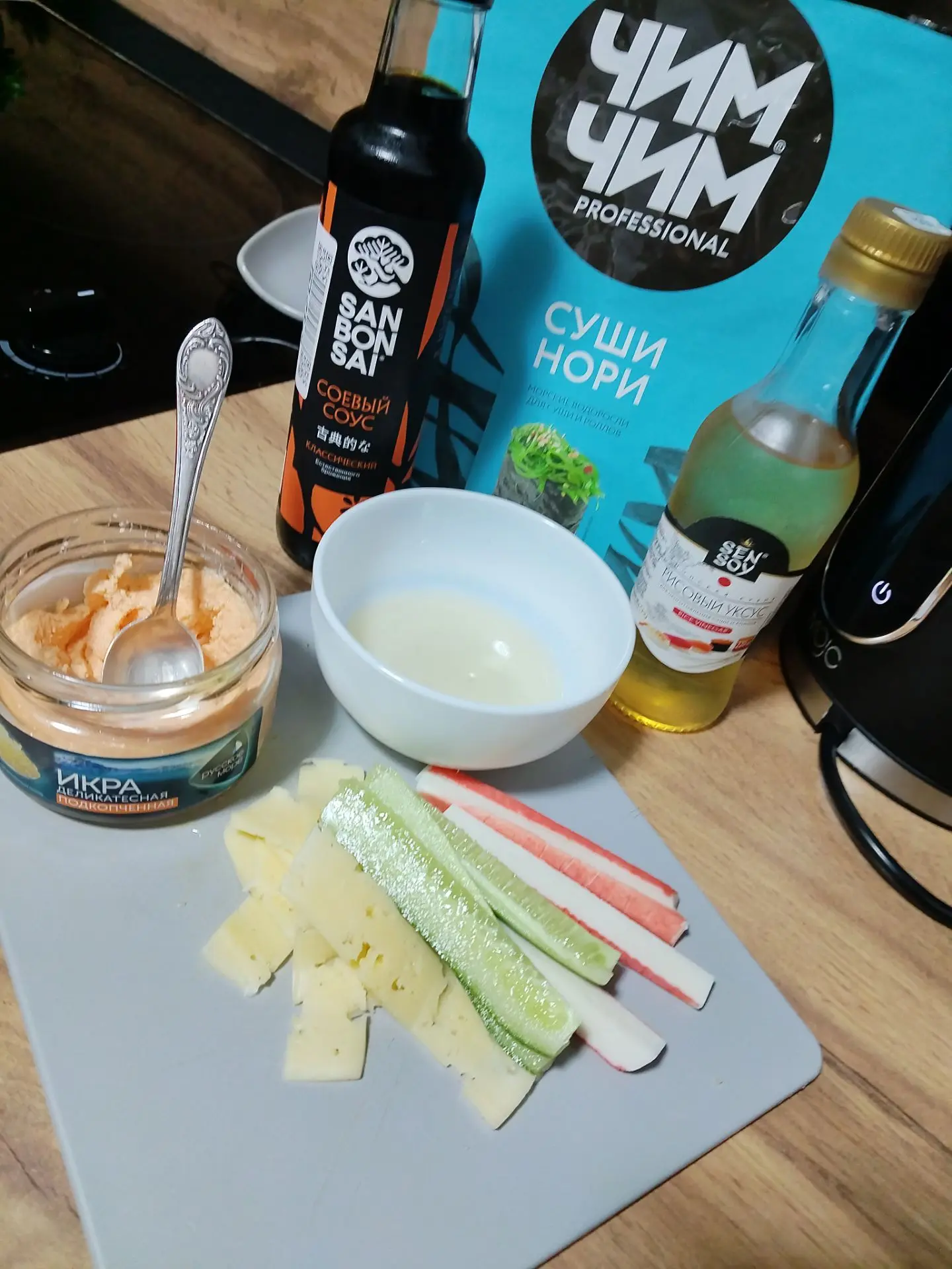 Роллы с крабовыми палочками, огурцом и подкопчёной икрой (без запекания)