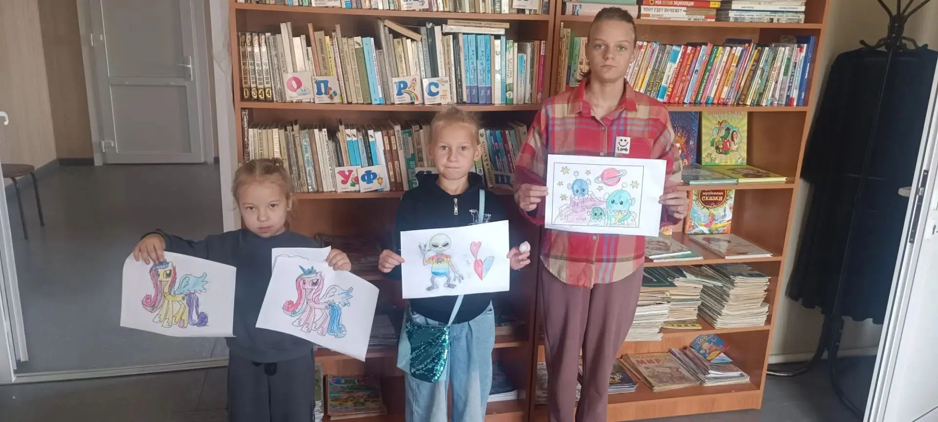В Новочунской библиотеке прошëл конкурс рисунков "Инопланетный друг". Ребята дали волю ...
