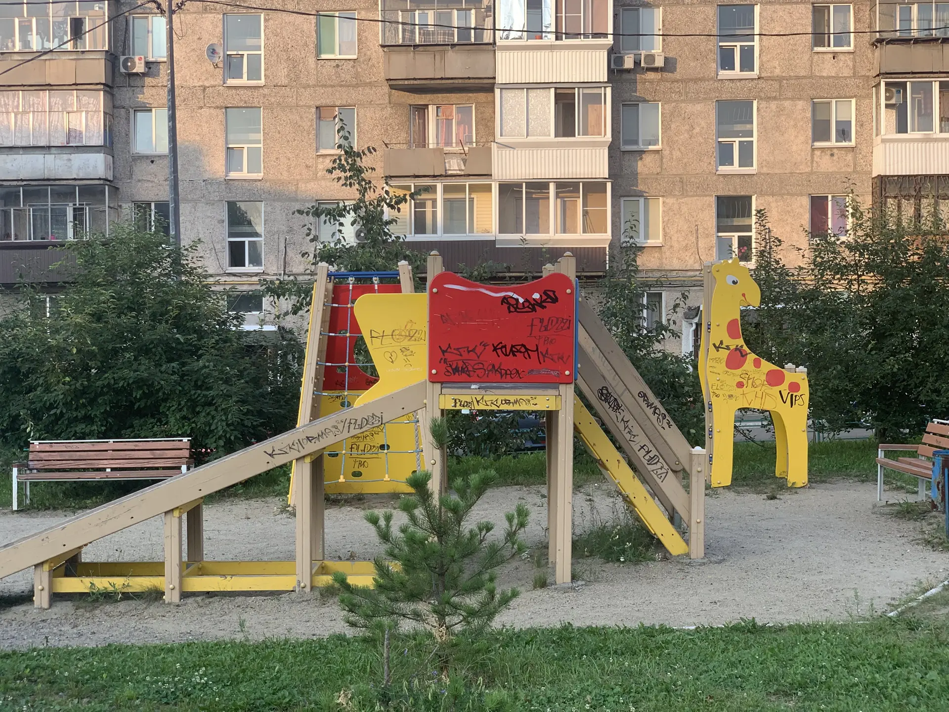 ВМЗ. Двор через дорогу от Казанского монастыря.