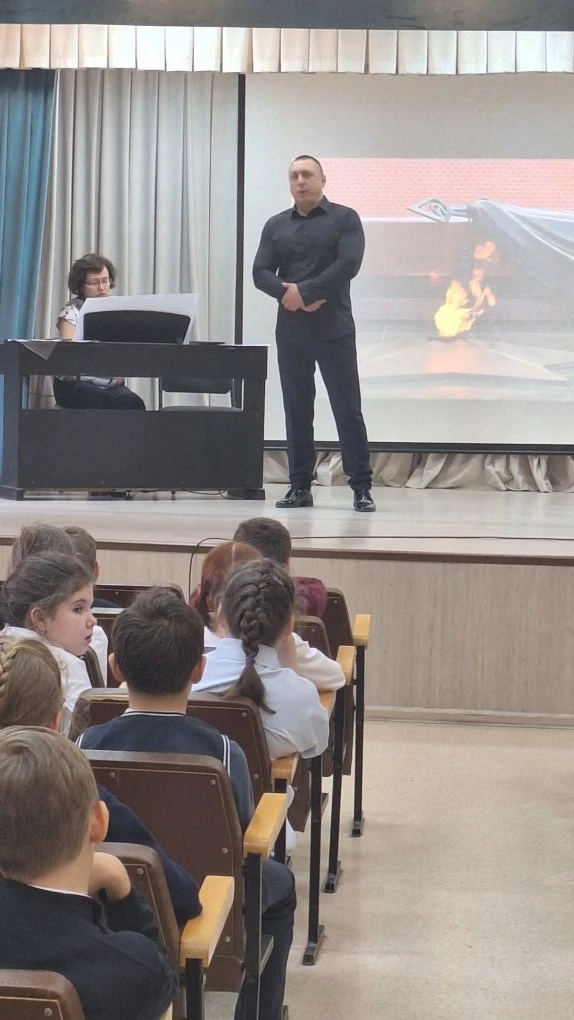 Ученики и преподаватели нашей школы вместе с Детской школой искусств №12 провели линейку в честь дня