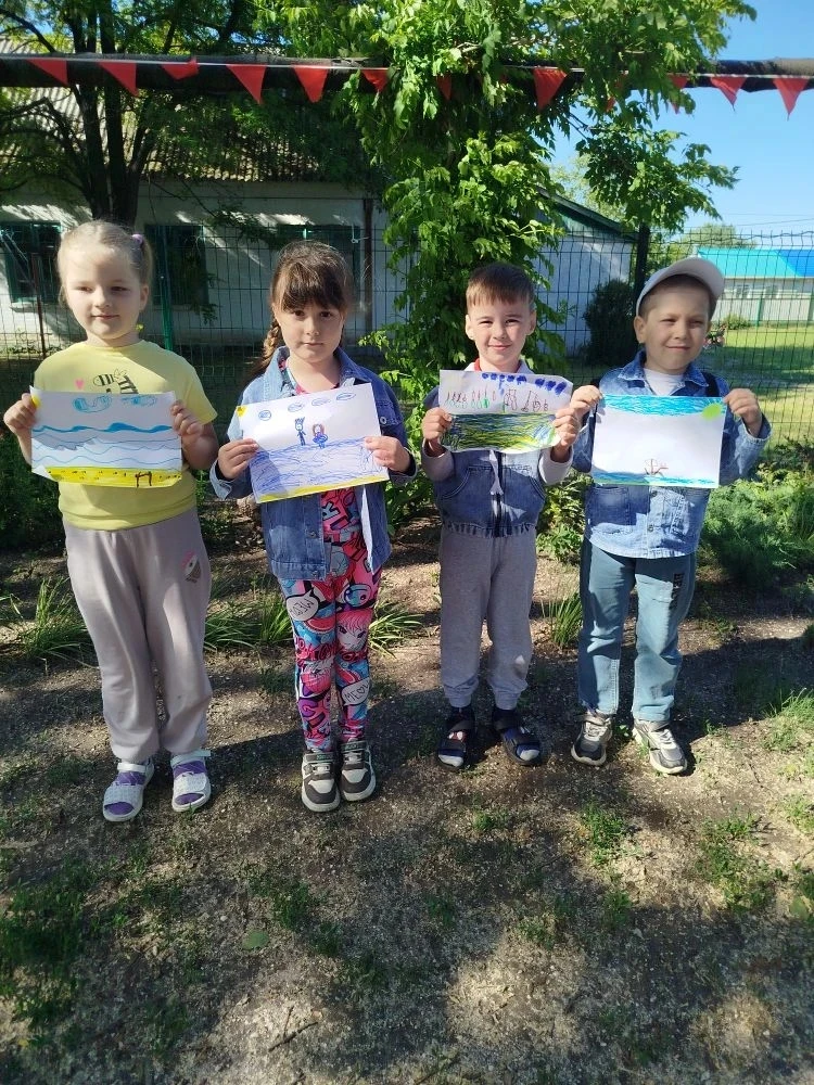 Лето в гости к нам пришло! В подготовительной логогруппе дети взяли фломастеры и карандаши, чтобы по