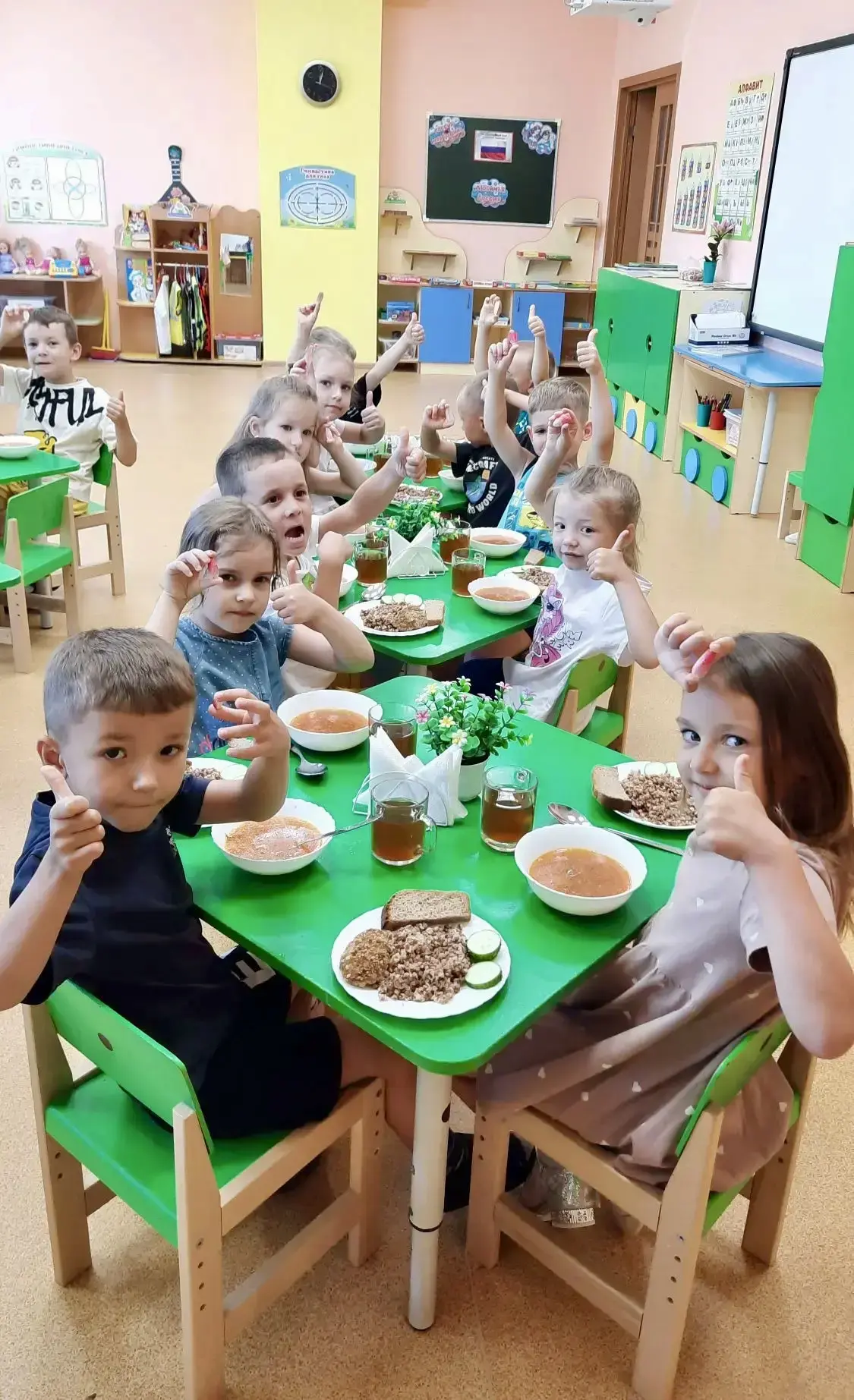 🌱В группе «Семицветик» сняли первый урожай! После долгих недель ожидания, полива из маленьких леече
