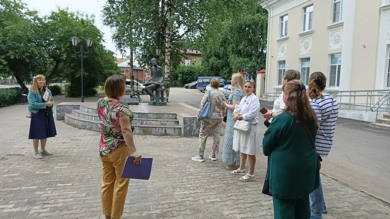 Сотрудники Центральной библиотеки организовали увлекательную экскурсию для вокального а...