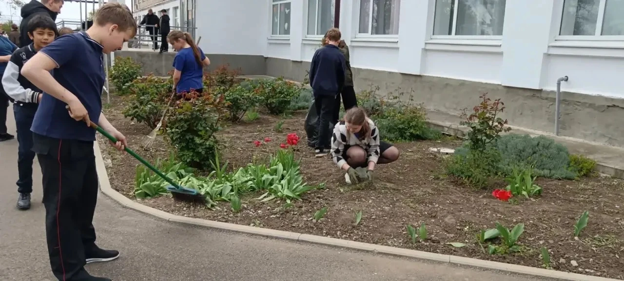 🌿 Субботник в преддверии Дня Весны и Труда: вместе делаем школу краше! 🌿