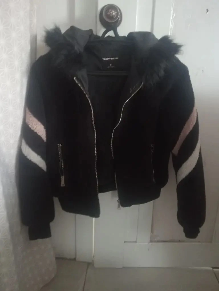 Продам куртки,парки женские б/у ,в хорошем состоянии р-р 42-44  46-48  Тел для связи 89041650404  💰Ц