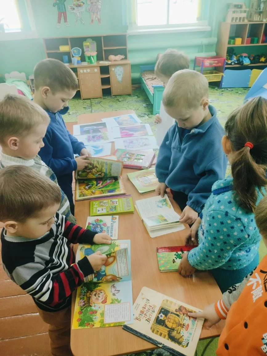 Дети второй младшей группы отправились в путешествие в «Страну сказок», где для них был...