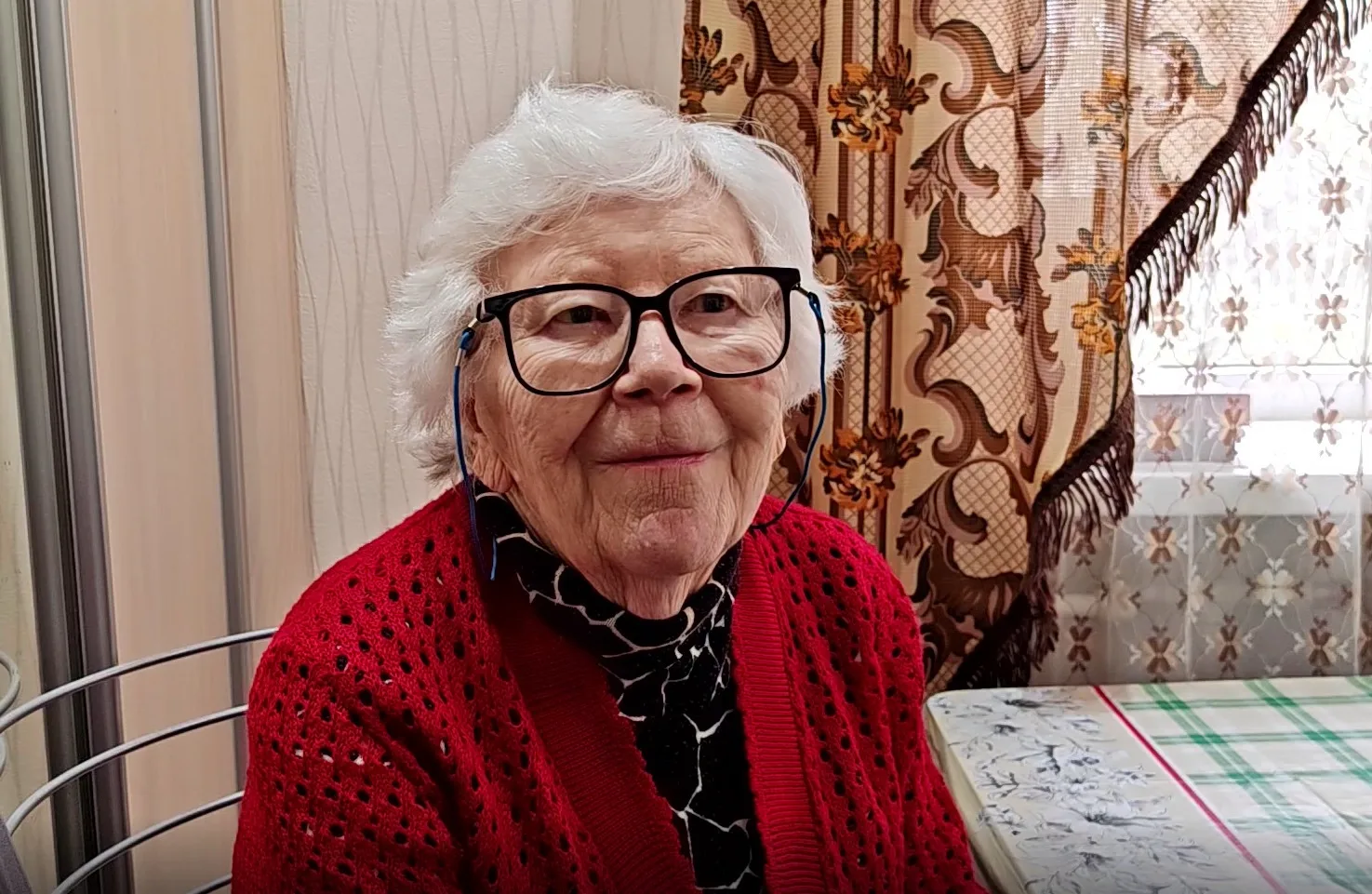 Жительница Евпатории, пострадавшая от мошенничества, благодарит офицеров СК за восстановление ее пра
