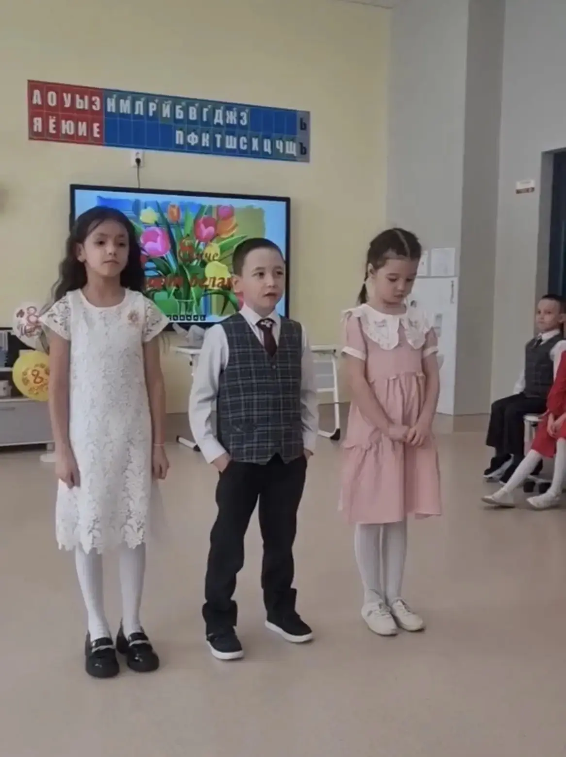 💐1 «Б»сыйныфы Халыкара хатын - кызлар көненә багышланган музыкаль кичә үткәрде🤗  💐Учащиеся 1 «Б» кла