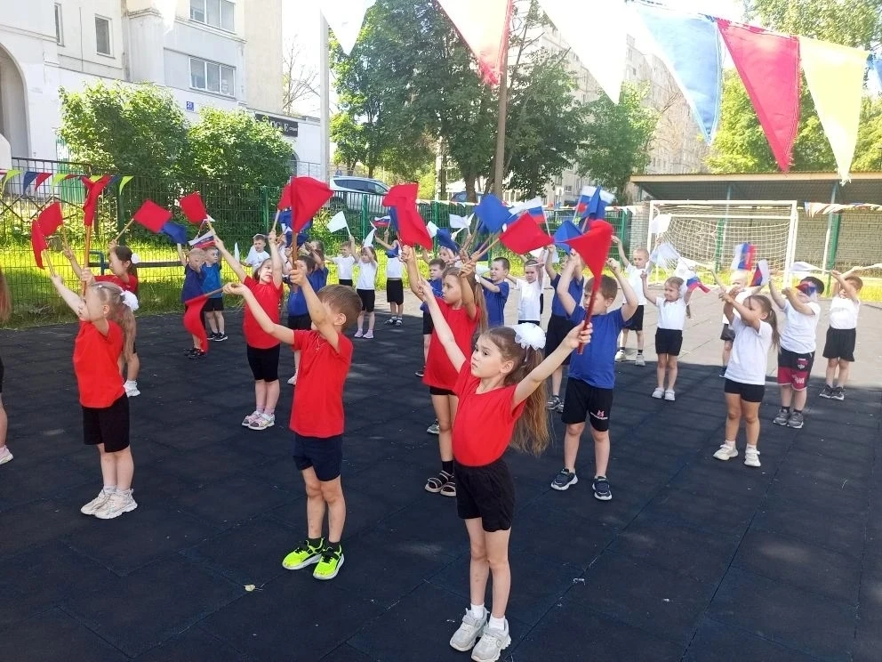 Сегодня в канун празднования Дня России прошла праздничная флешмоб-зарядка "Физкультпри...