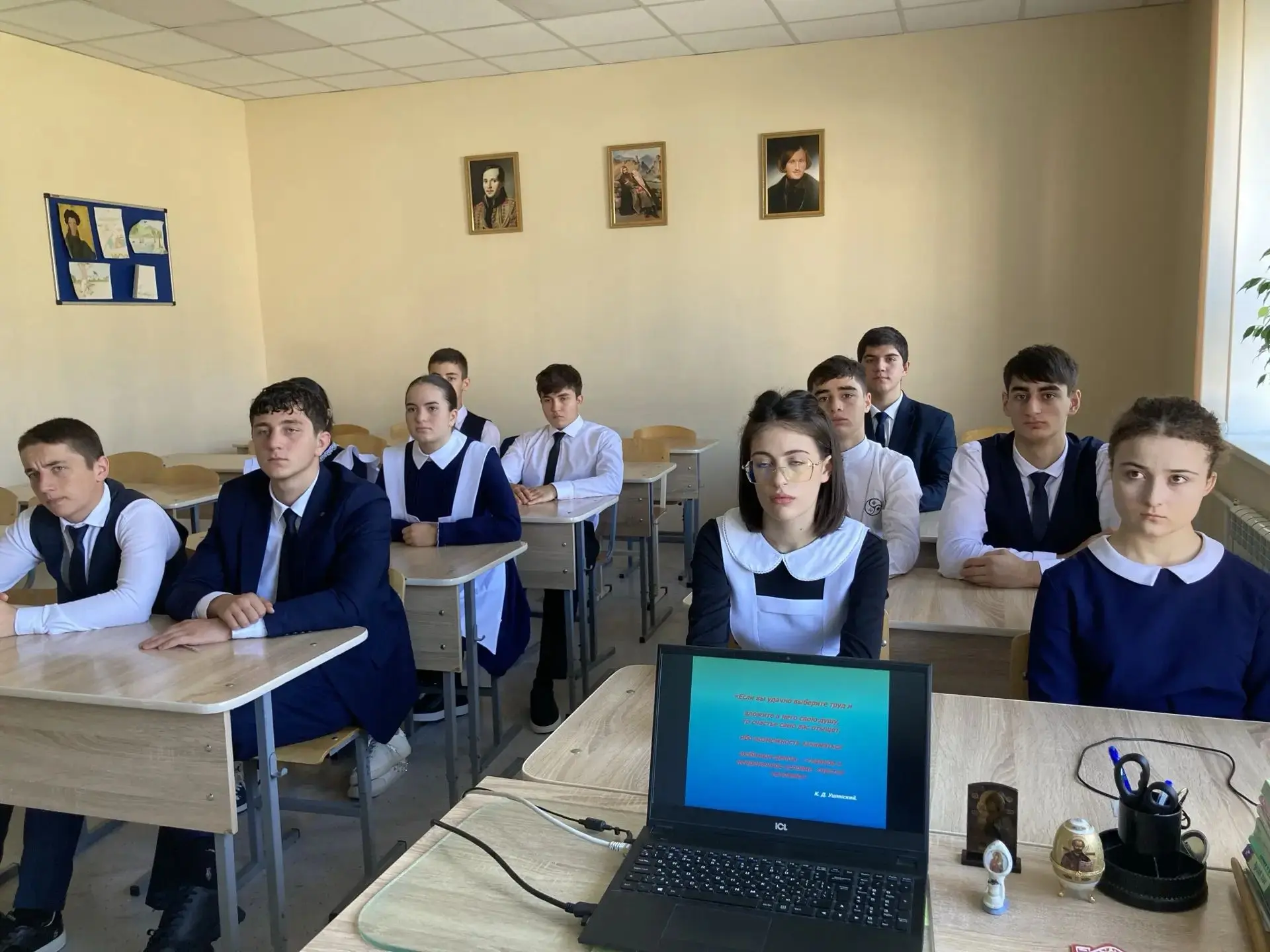 ✨ Сегодня в 11 В классе прошёл классный час «Выбор профессии»!
