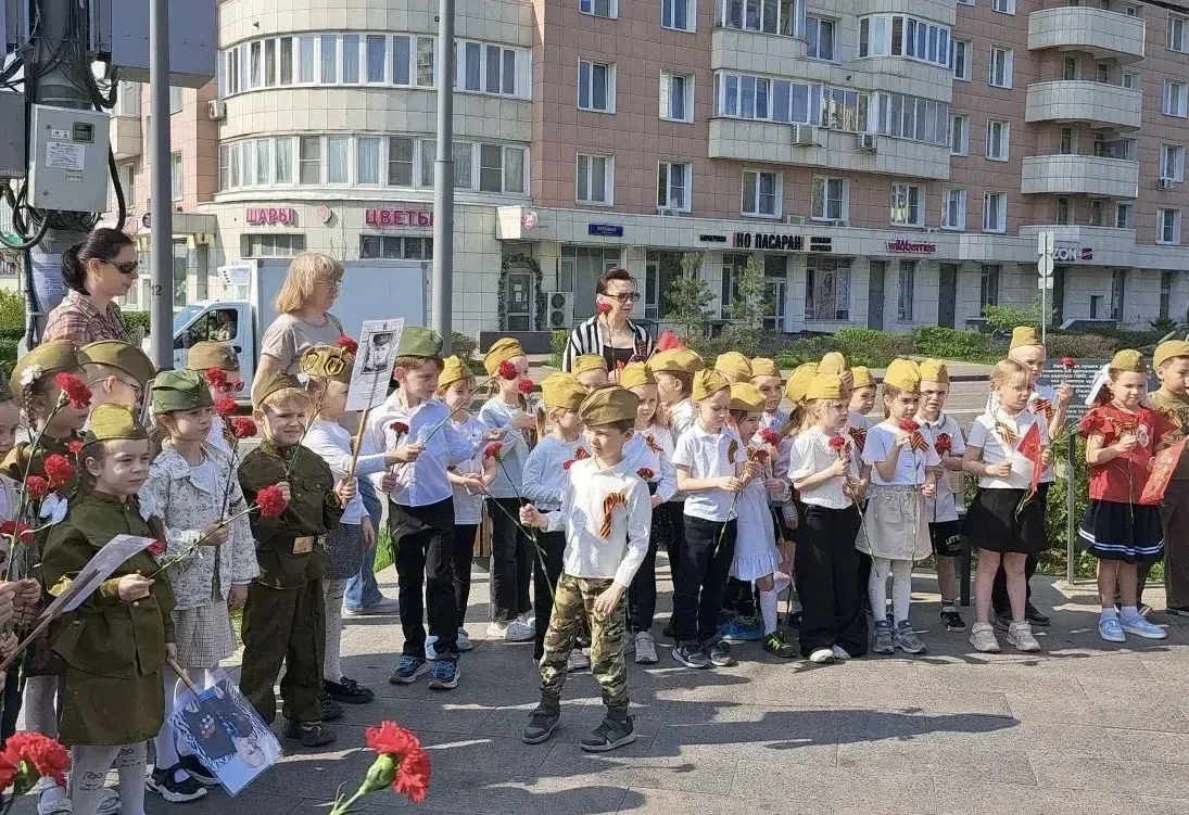 Парад памяти и гордости 🇷🇺  🎖️ В нашем садике прошёл торжественный парад! Ребята с флажками, цветами