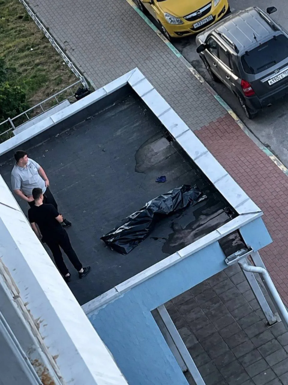 😱 Женщина выпала из окна многоэтажки на Южном бульваре. После падения она оказалась на...