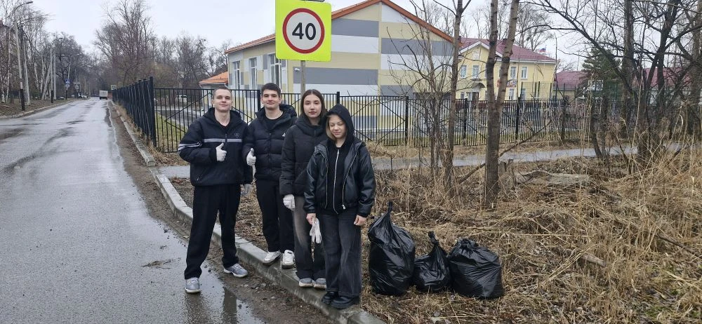 Вчера прошёл субботник с участием 9‑х классов! 🧹  Дождь не помешал ребятам навести порядок на нужных