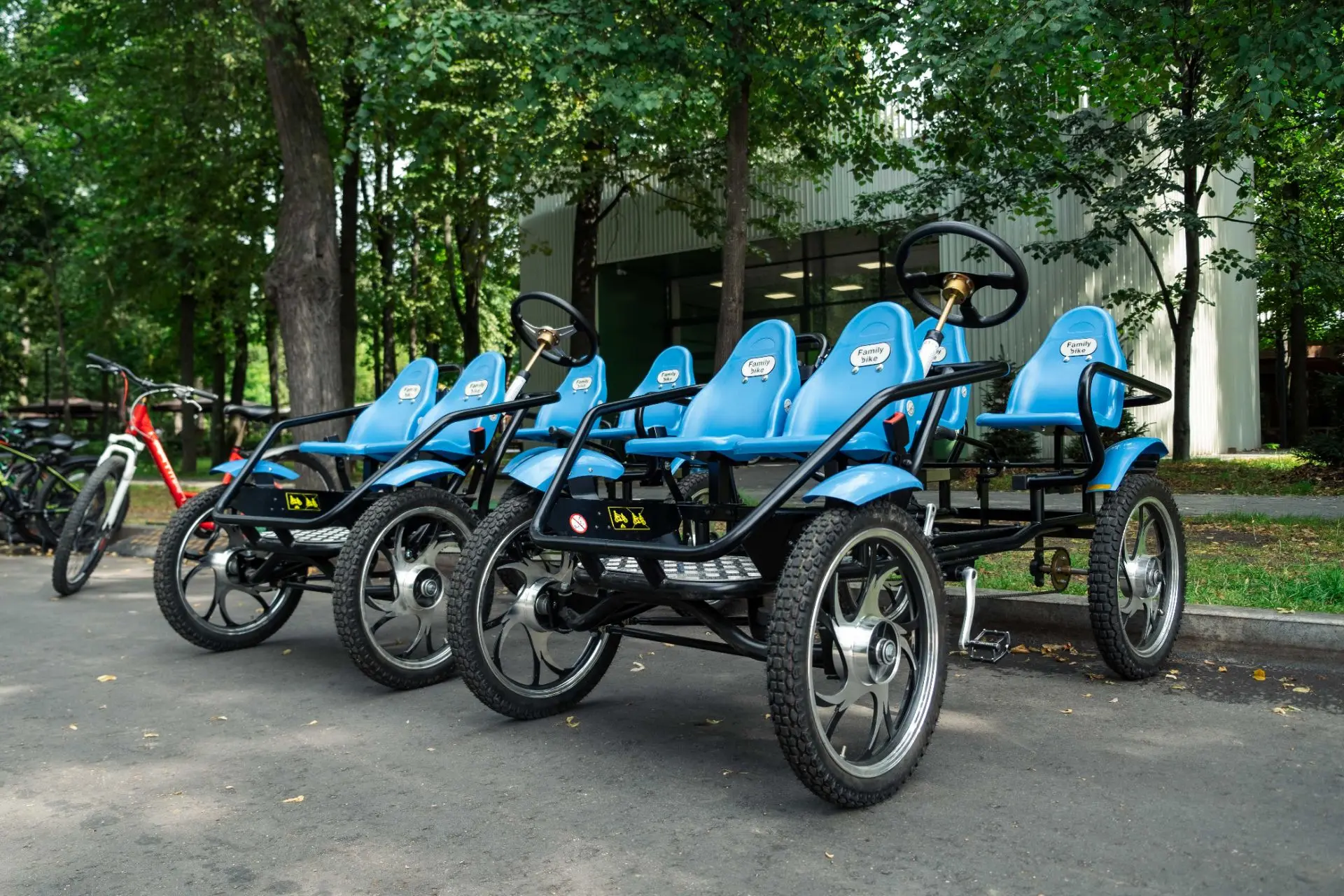 🚴 Готовьтесь к спортивной прогулке по «Сокольникам»! В пунктах проката — всё для активного отдыха:
