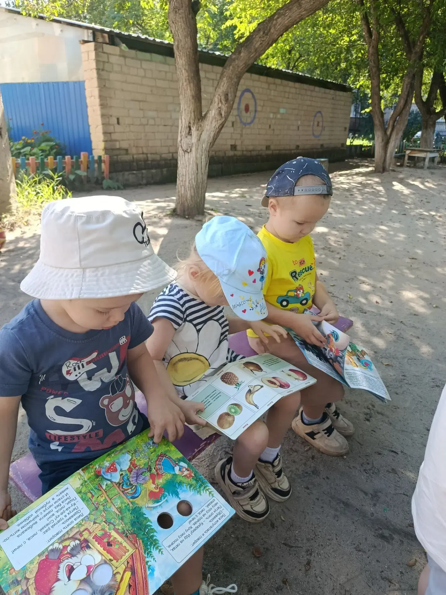 Всём известна роль книги в развитии речи ребёнка. В младшем возрасте дети еще не умеют ...