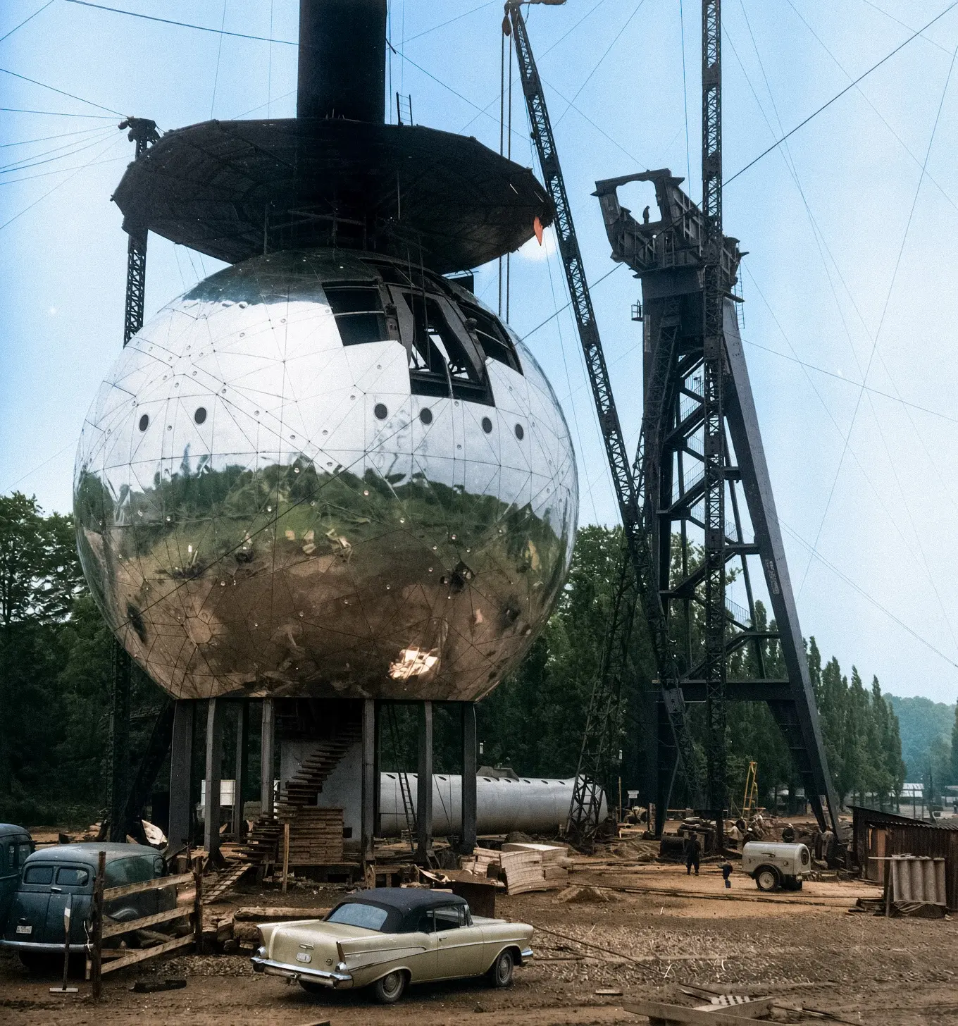 Процесс строительства Атомиума в Брюсселе. Бельгия, 1957 год.
