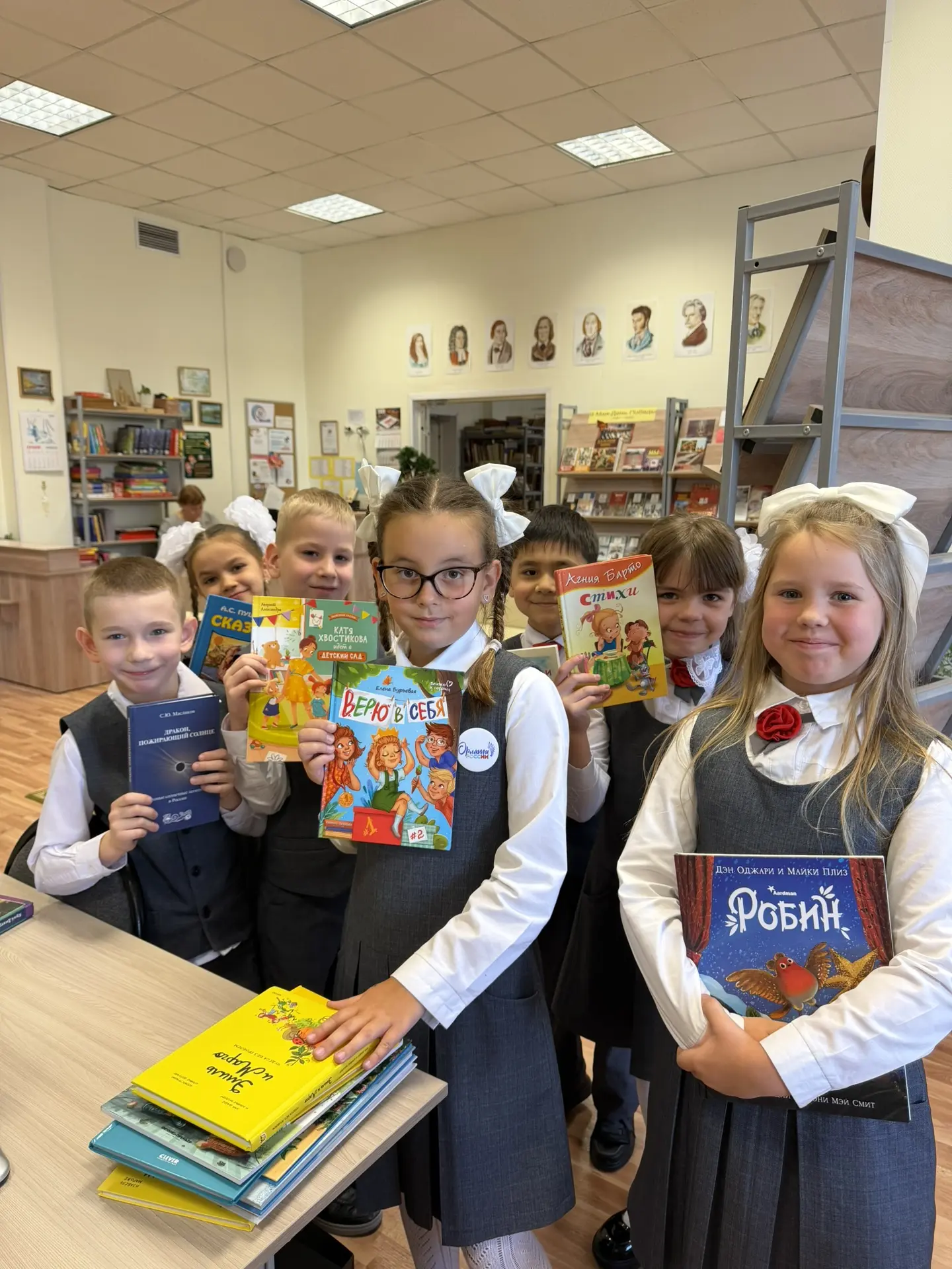 Акция «Подари книгу» 📚  Школьники дарят книги нашей библиотеке!  У нас замечательная новость! Наша б