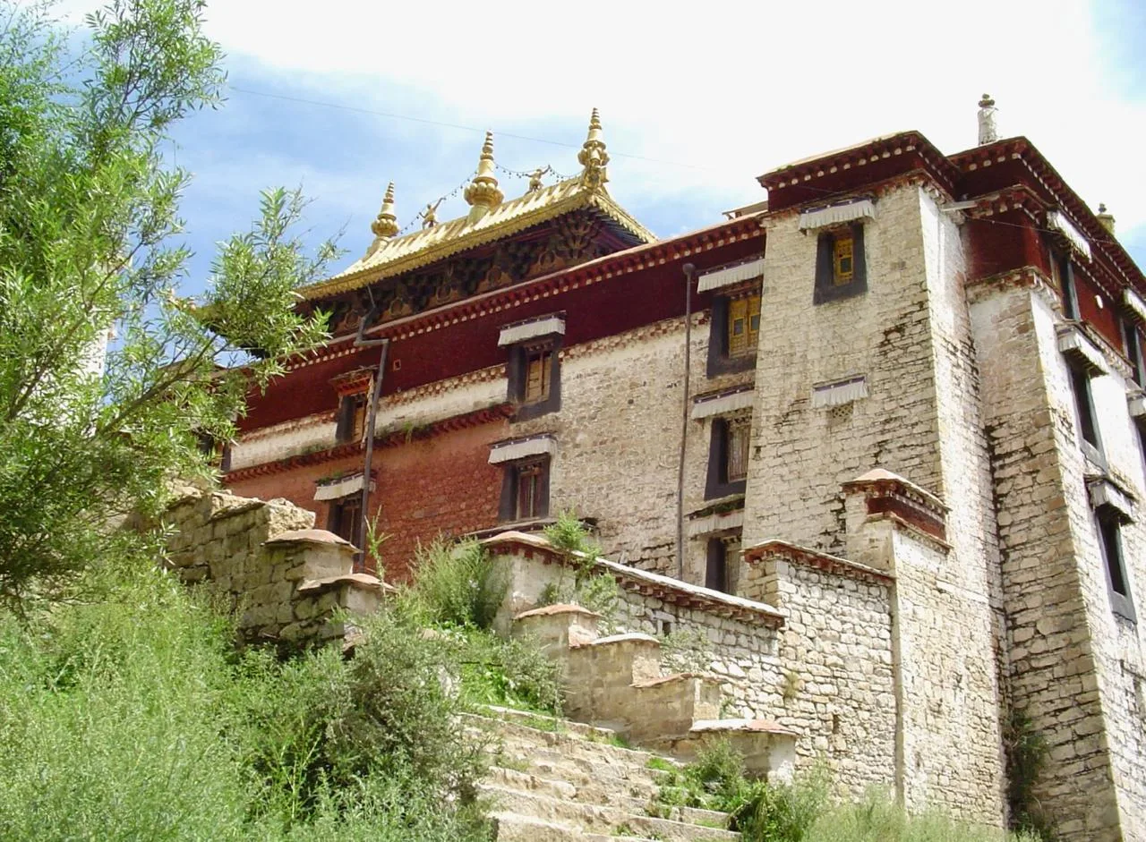 Монастырь Сэра в Лхасе, Китай 🇨🇳  🔹 Монастырь Сэра или Сера - один из крупнейших буддийских монастыр