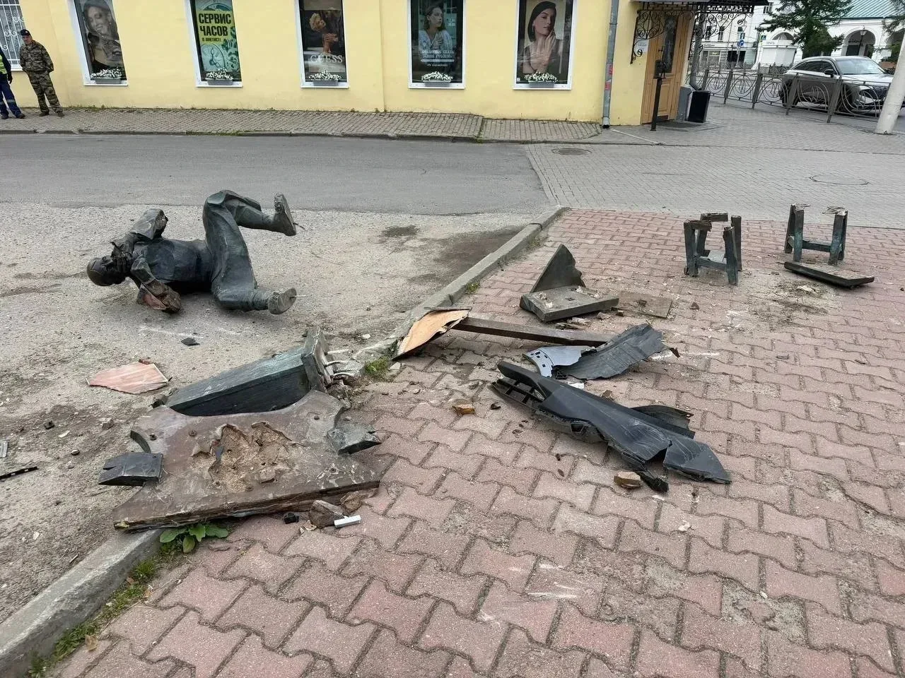 В сети появились кадры, на которых запечатлён предполагаемый виновник аварии с памятником ювелиру-ку