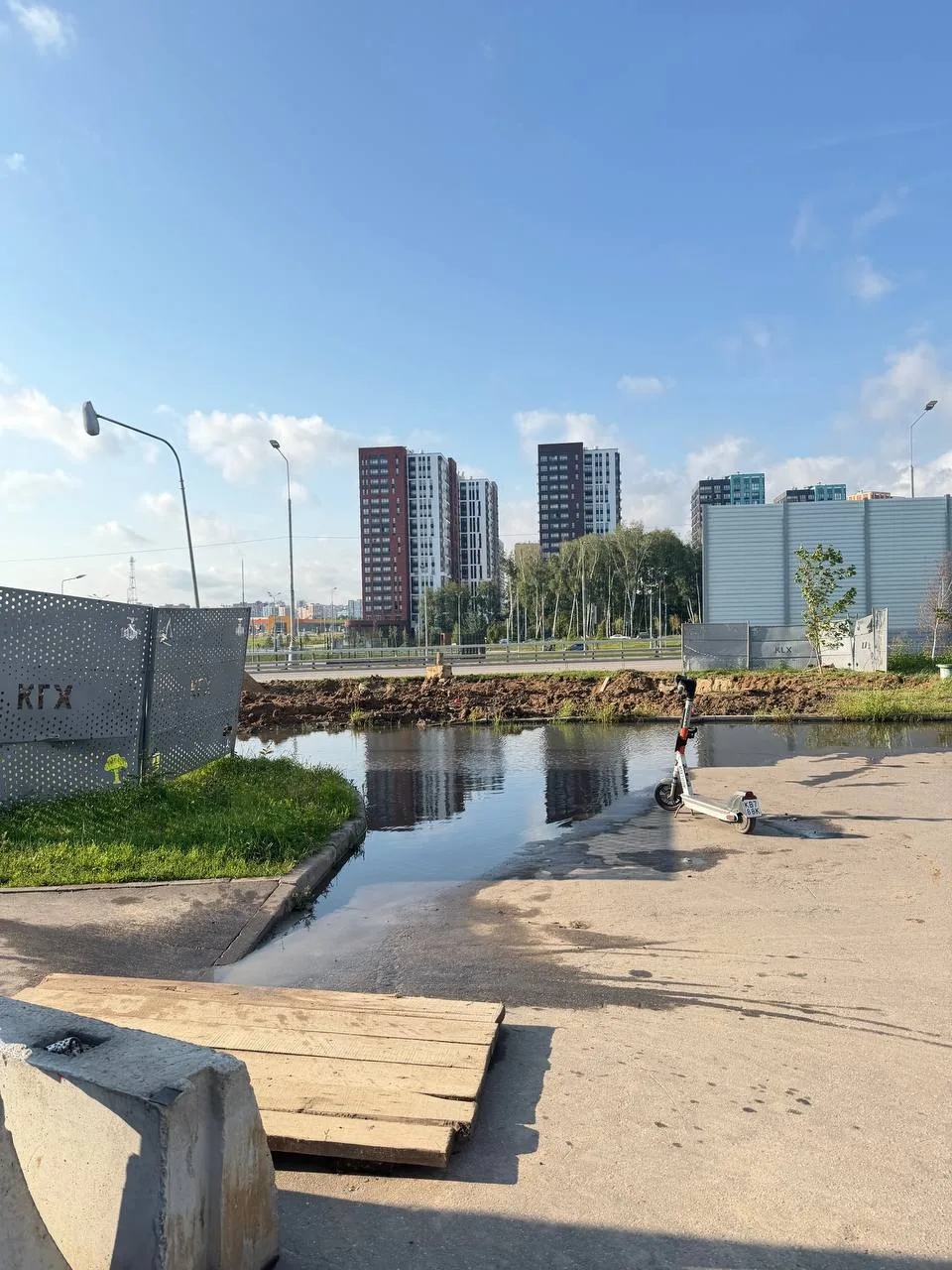 От читателя: Наша «любимая» стройка перехватывающей парковки у метро Потапово. Безопасными ограждени