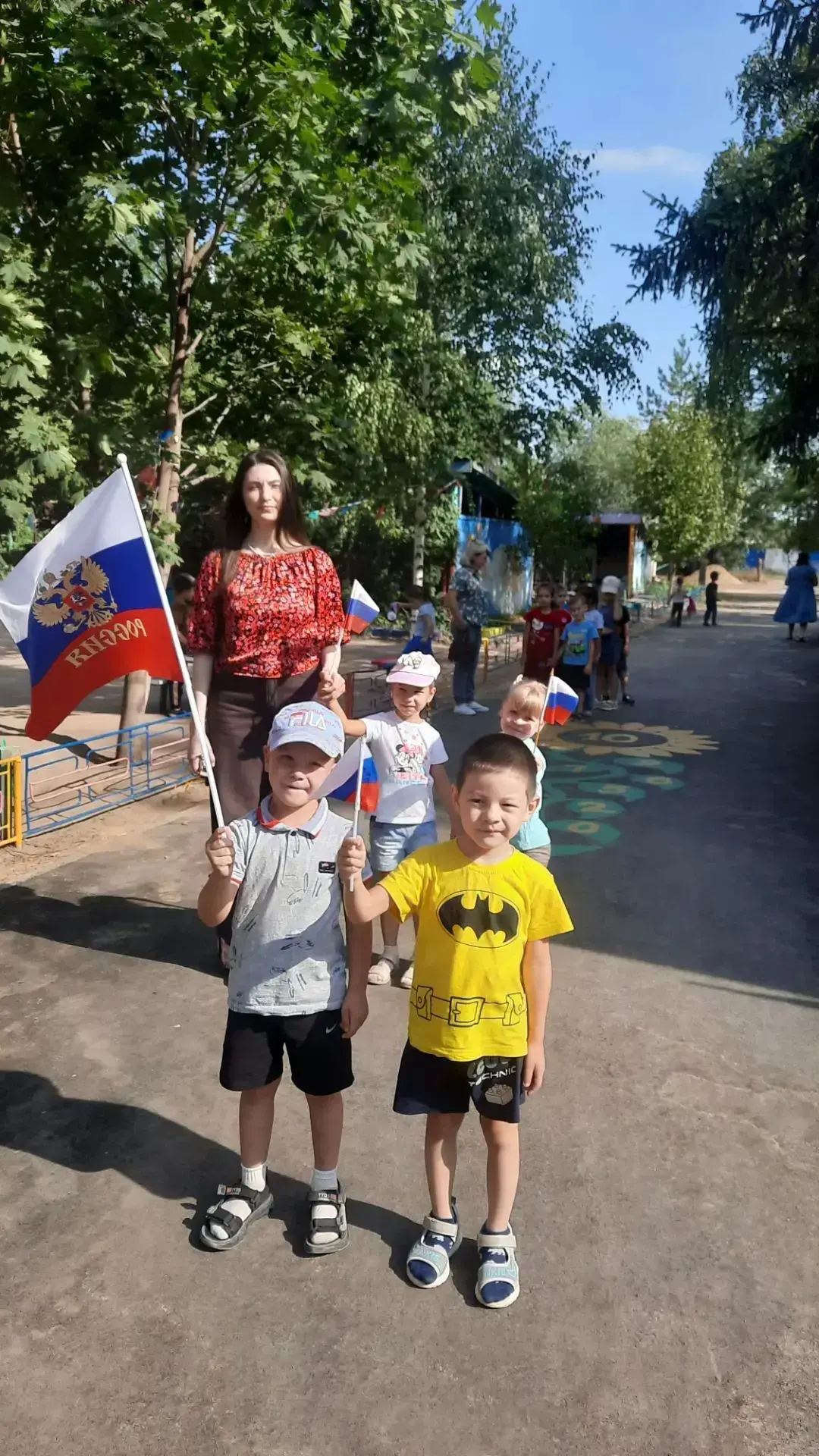 Маленькие граждане большой страны: детский сад на шествии ко Дню российского флага