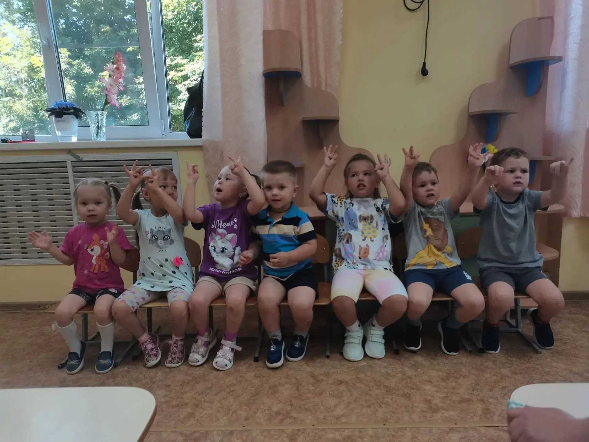 В рамках недели "Семья"👨‍👩‍👧 с ребятами младшего возраста проведены пальчиковая игра "Моя семья",