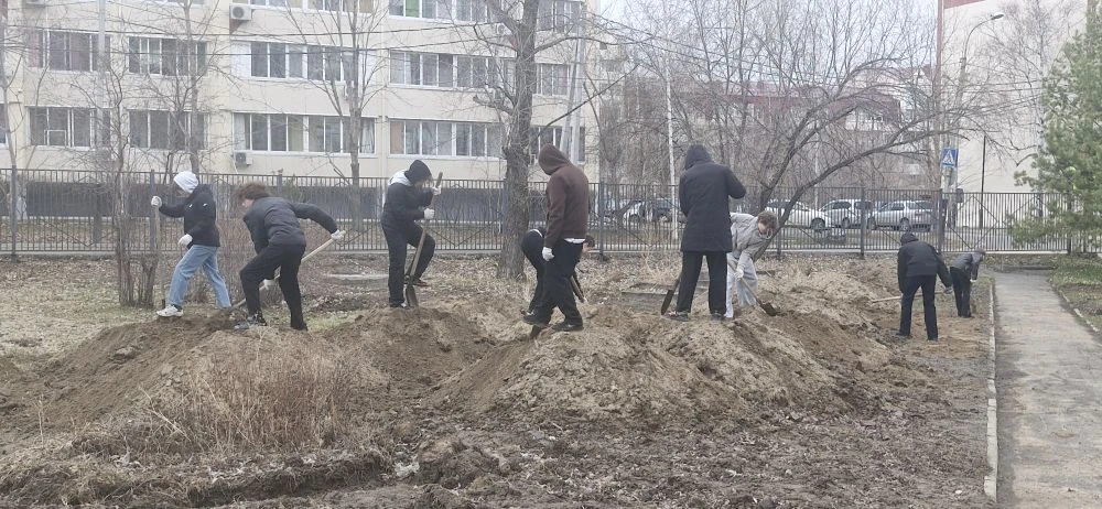 Вчера прошёл субботник с участием 9‑х классов! 🧹  Дождь не помешал ребятам навести порядок на нужных