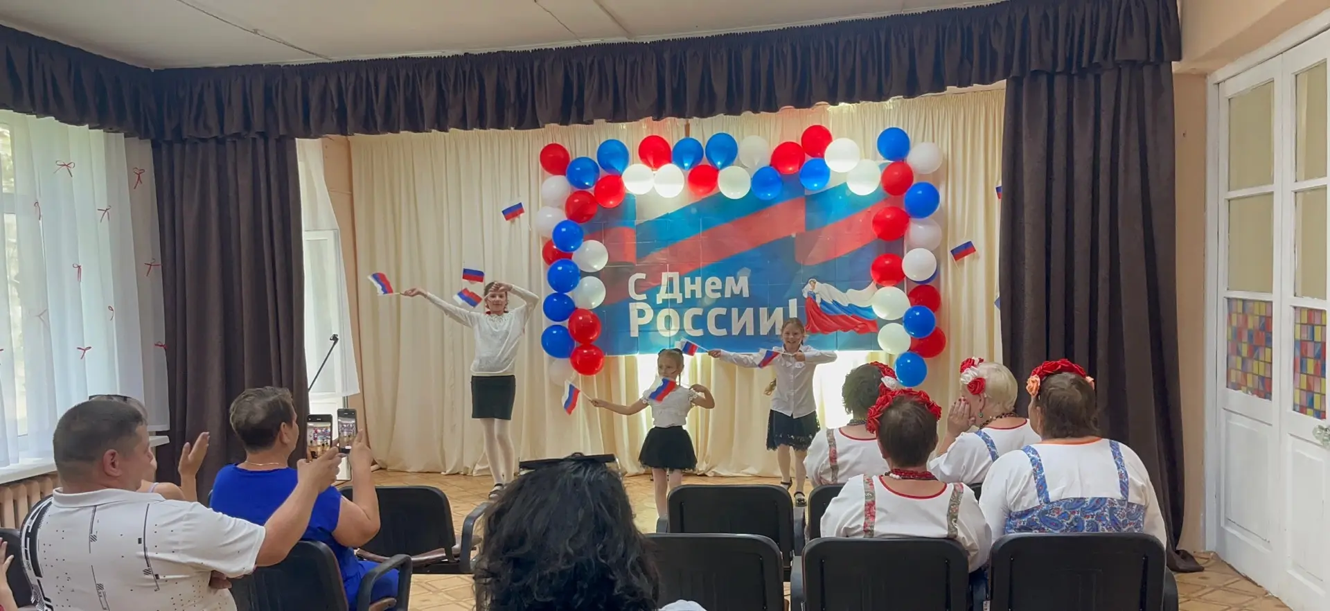 12 июня, в День России, Сосновоборский СДК распахнул свои двери для всех желающих. В на...