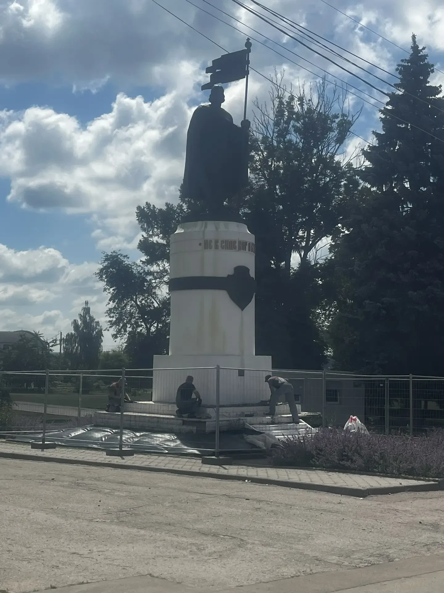 В центре Курска начали ремонт постамента памятника Невскому
 В конце апреля нынешнего года вниматель