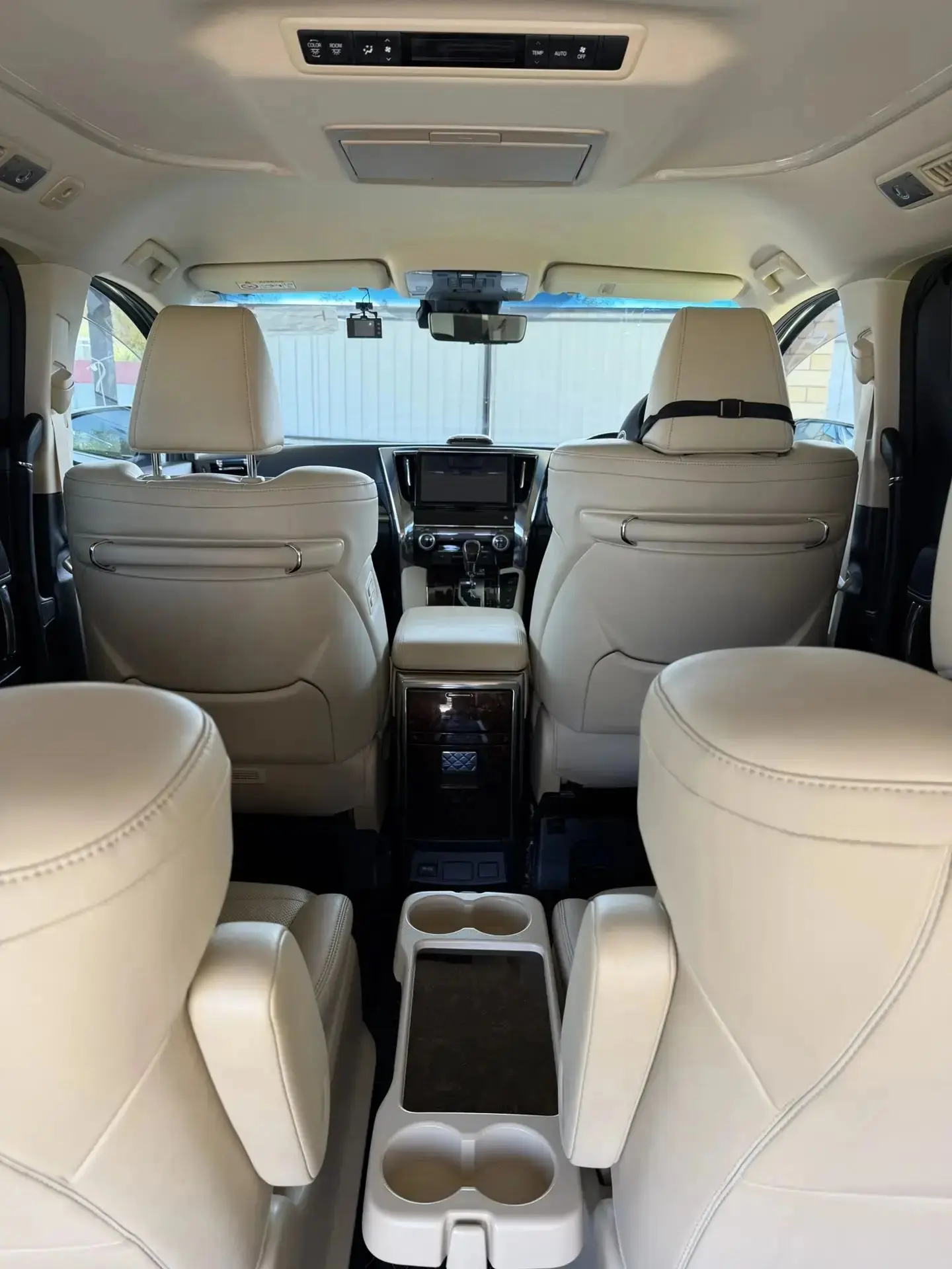Здравствуйте продам Toyota Alphard 2018 год, два владельца в идеальном техническом сост...