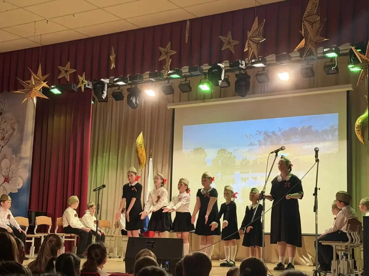 🎭Учащиеся 3, 4, 5 и 6 «В» классов стали зрителями уникального спектакля «О войне», который подготови