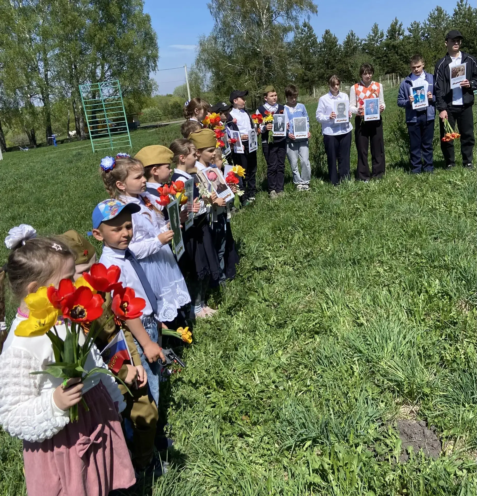 8 мая в преддверии  Дня Победы в нашей школе прошло возложение цветов к памятнику павши...