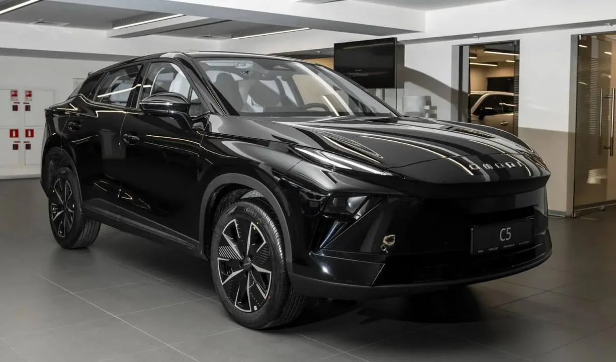 Omoda C5 вновь подорожал в РФ  Почти все комплектации кроссовера прибавили по 30 тысяч рублей.  Базо