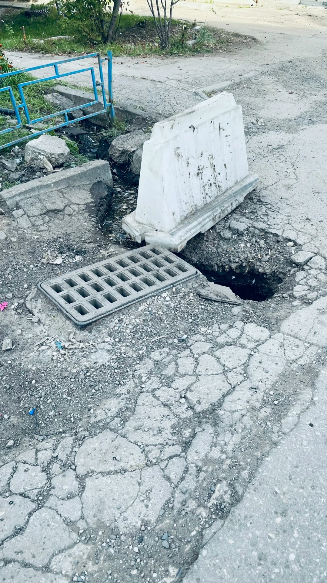 Этой яме 3-й год! А зимой будет все во льду. Ново-Молодежный переулок, 12