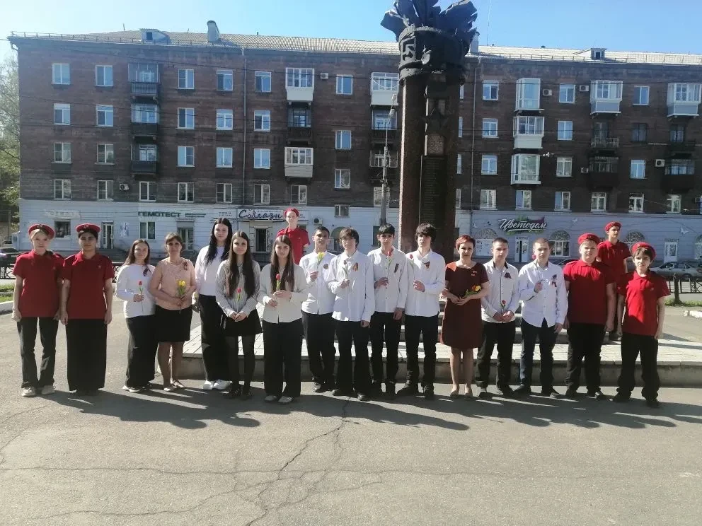 К обелиску цветы положите,