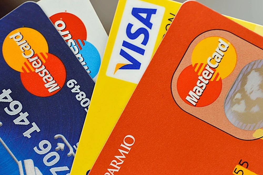 Карты Visa и Mastercard начали выводиться из оборота в России, заявила Набиуллина.
